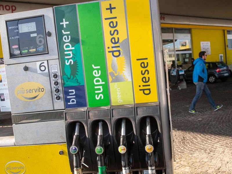 distributori carburante 8oox600