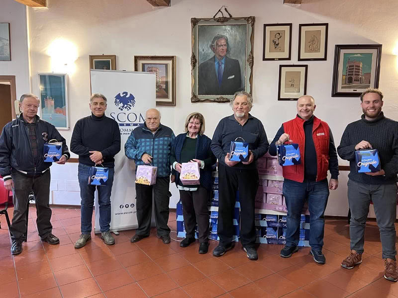 natale 2022 consegna panettoni Famija Pramzana